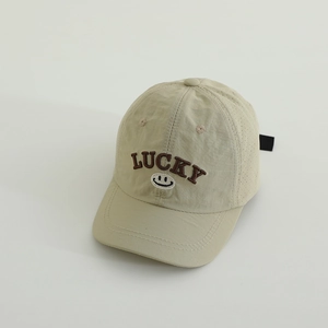 Detailansicht der beigen schnelltrocknenden Kappe mit LUCKY-Stickerei und Netzlöchern