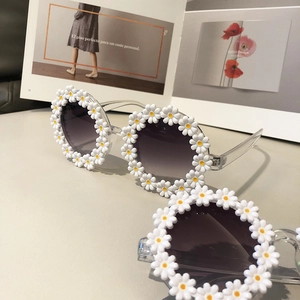 Daisy flower party sunglasses with round transparent frames and gradient lenses for kids