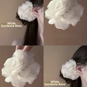 Dettaglio del fermaglio per capelli a rosa bianca con petali in tessuto traslucido