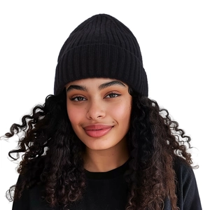 Détail du bonnet noir en maille côtelée montrant la texture chaude en laine sur un modèle