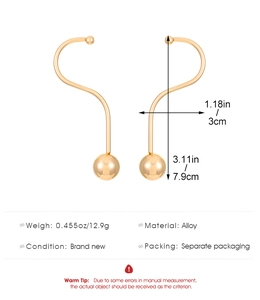 Vue détaillée des boucles d'oreilles crochet dorées avec mesures de 3x7,9 cm