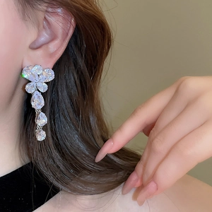 Orecchino a farfalla in zircone con nappe, indossato per un look elegante e scintillante