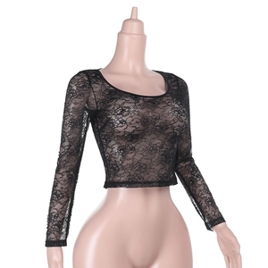 Détails de ce haut court noir en dentelle florale à manches longues sur mannequin féminin