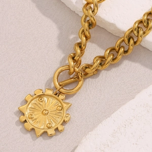 Collier chaîne cubaine en acier plaqué or 18K avec pendentif boussole solaire et fermoir OT