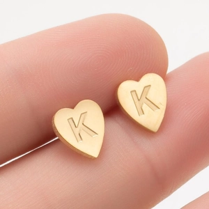 Boucles d'oreilles cœur minimalistes en acier inoxydable doré avec gravure de la lettre K