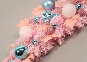 Dettaglio di festone natalizio in PVC rosa con palline blu e stelle glitterate
