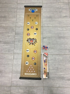 Vue détaillée du tapis de jeu de bowling portable avec zones de score et ses accessoires