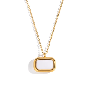 Détail d'un pendentif doré rectangulaire avec insert blanc sur une fine chaîne en O