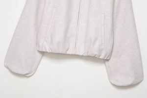 Vue détaillée du blouson aviateur gris avec fermeture éclair et ourlet élastique
