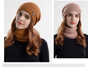 Nahaufnahme von Strickmütze und Loopschal Set in Ingwergelb und Lotusrosa Farben