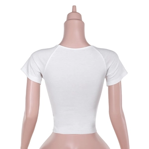 Detailansicht der Rückseite eines weißen, schmal geschnittenen Crop-T-Shirts auf Büste