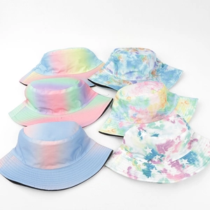 Détail de chapeaux bobs colorés avec motifs arc-en-ciel, tie-dye et imprimés étoiles