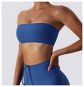 Detail von königsblauem Bandeau-Sport-BH und hoch taillierter Yoga-Hose mit Kordelzug