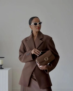 Blazer en laine marron foncé avec sac à main en cuir assorti et mini-jupe élégante