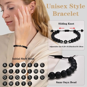 Bracelet ajustable en perles mates 8mm avec lettre en coquillage et détail cœur