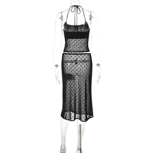 Vue arrière d'un ensemble en tulle à pois noir avec haut dos nu et jupe midi sur mannequin
