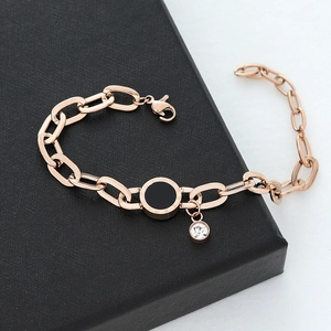 Detail von Roségold-Armband mit römischer Ziffernscheibe und funkelndem Zirkon