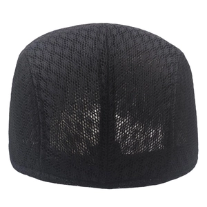 Casquette plate en maille noire respirante pour l'été avec un design minimaliste classique