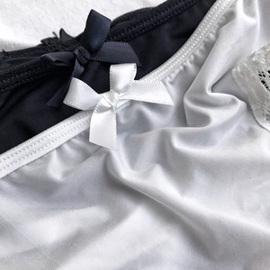 Perizoma sexy in seta di ghiaccio e pizzo con fiocco decorativo in nero e bianco