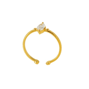 Dettaglio di un anello dorato regolabile con pietra taglio marquise e fascia lavorata