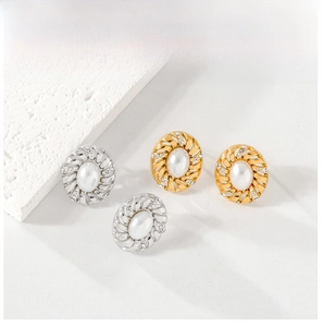 Detailansicht der Vintage Perlenohrringe mit gedrehtem Metallrahmen und Strass