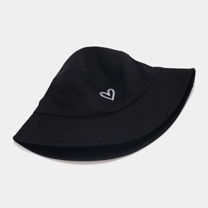 Détail de la broderie cœur sur un chapeau bob en coton avec coutures parallèles sur le bord