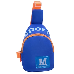 Détail du sac de poitrine en nylon bleu roi avec sangles orange et logo de sport