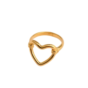 Bague cœur minimaliste en acier inoxydable plaqué or 18K avec finition polie sur fond blanc
