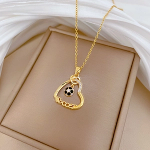Collier cœur doré avec un mini ballon de foot et texte soccer dans un coffret