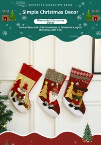 Dettaglio delle calze natalizie con motivi di Babbo Natale, renne e pupazzo di neve