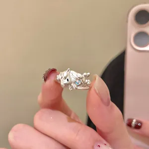 Gros plan détaillé d'une bague animal en argent avec motifs floraux en émail coloré