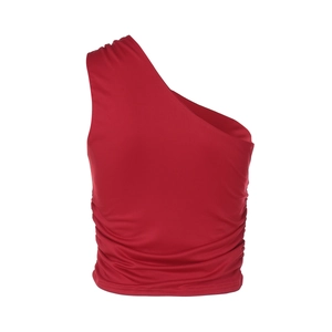 Dettaglio crop top rosso monospalla in tessuto elastico con orlo arricciato