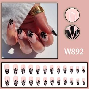Faux ongles amande longs avec pétales de fleurs noires sur base nude, modèle W892