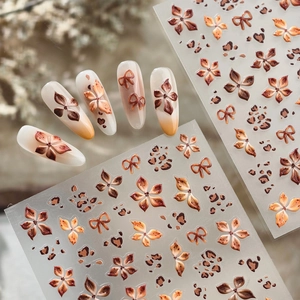 Vintage-Blumen und Leopardenmuster 3D-Prägung Nagelaufkleber in Retro-Brauntönen
