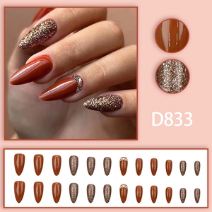 Faux ongles amande champagne doré et caramel avec paillettes et perles élégantes