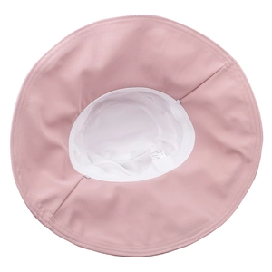 Dettaglio dell'interno del cappello rosa con fascia antisudore bianca e fodera interna