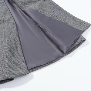 Gros plan détaillé sur le tissu en tweed à chevrons gris avec doublure intérieure