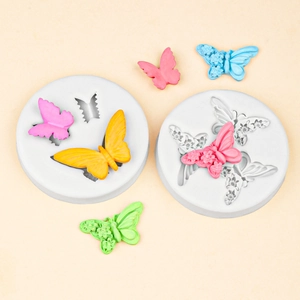 Stampi in silicone a farfalla per fondente e resina con campioni di farfalle colorate