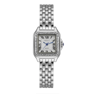 Détail d'une montre à quartz carrée argentée avec lunette en diamant et couronne en saphir