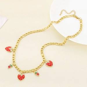 Détail du collier doré avec cinq pendentifs fraises rouges et des cristaux brillants