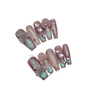Faux ongles œil de chat avec rose argentée 3D et nœud rose sur fond violet onirique
