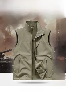 Detail der khakifarbenen Outdoor-Weste mit Reißverschlüssen und warmem Fleece-Futter