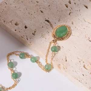Collana vintage stile Y2K con pendente ovale in pietra verde e cornice dorata