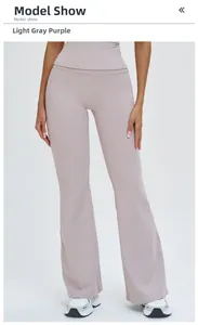 Détail du pantalon de yoga évasé taille haute en violet grisâtre clair et coupe mince