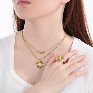 Elegant gold-plated stainless steel sunflower necklace and ring set with pearls