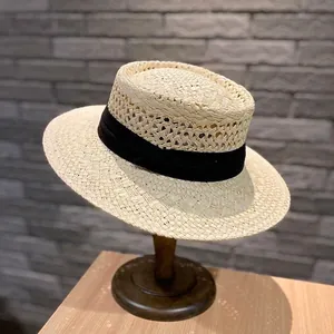 Klassischer Strohhut mit schwarzem Ripsband und Hohlgeflecht für optimalen Sonnenschutz