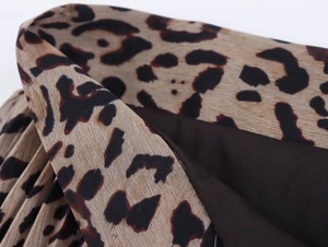 Vista macro del tessuto in chiffon leopardato e dettaglio della fodera interna marrone