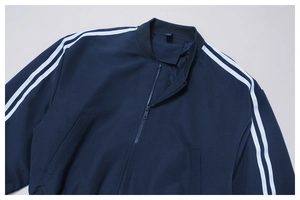 Dettaglio della giacca sportiva blu navy con strisce bianche e scollo a coste elastiche