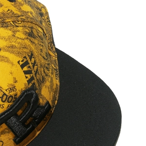 Détail des lettres en relief 3D et des imprimés vintage sur casquette hip-hop jaune
