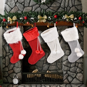 Lot de 4 chaussettes de Noël en maille rouge, blanc et gris avec fausse fourrure et pompons